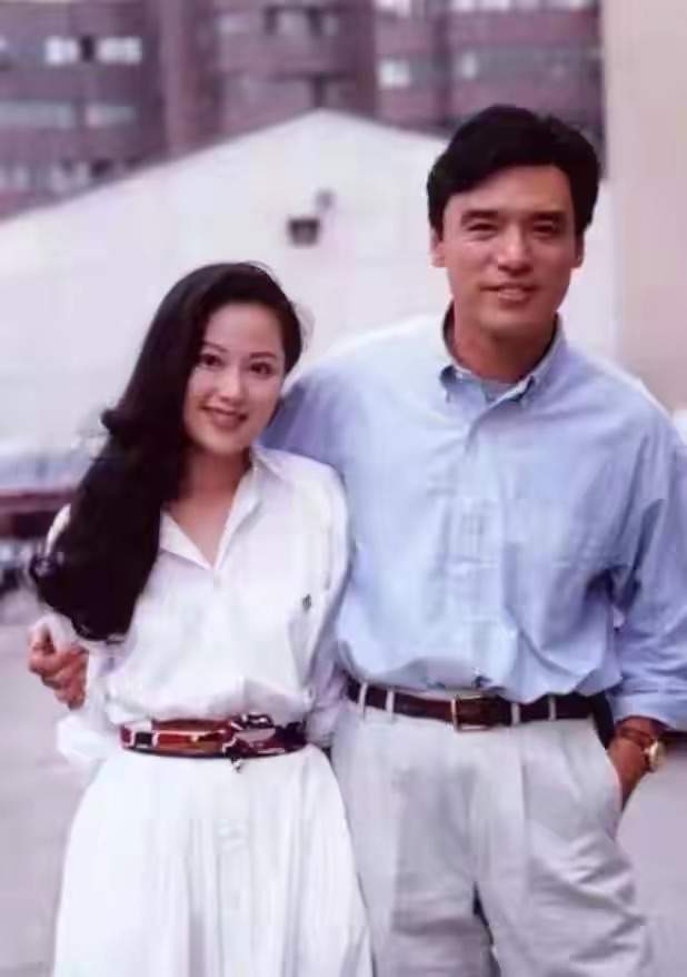 67岁钟镇涛宝刀不老，与章小蕙的离婚破产后，遇见贤妻走出低谷