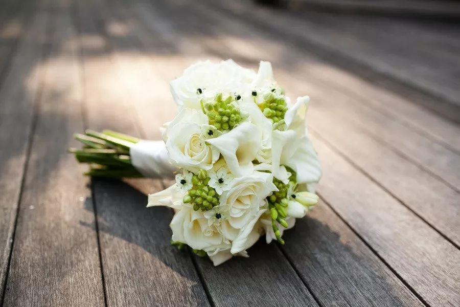 白色马蹄莲清雅而美丽,它的花语是"忠贞不渝,永结同心",很适宜做新娘