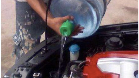 每次保养都剩一点机油，能带走下次再用吗？