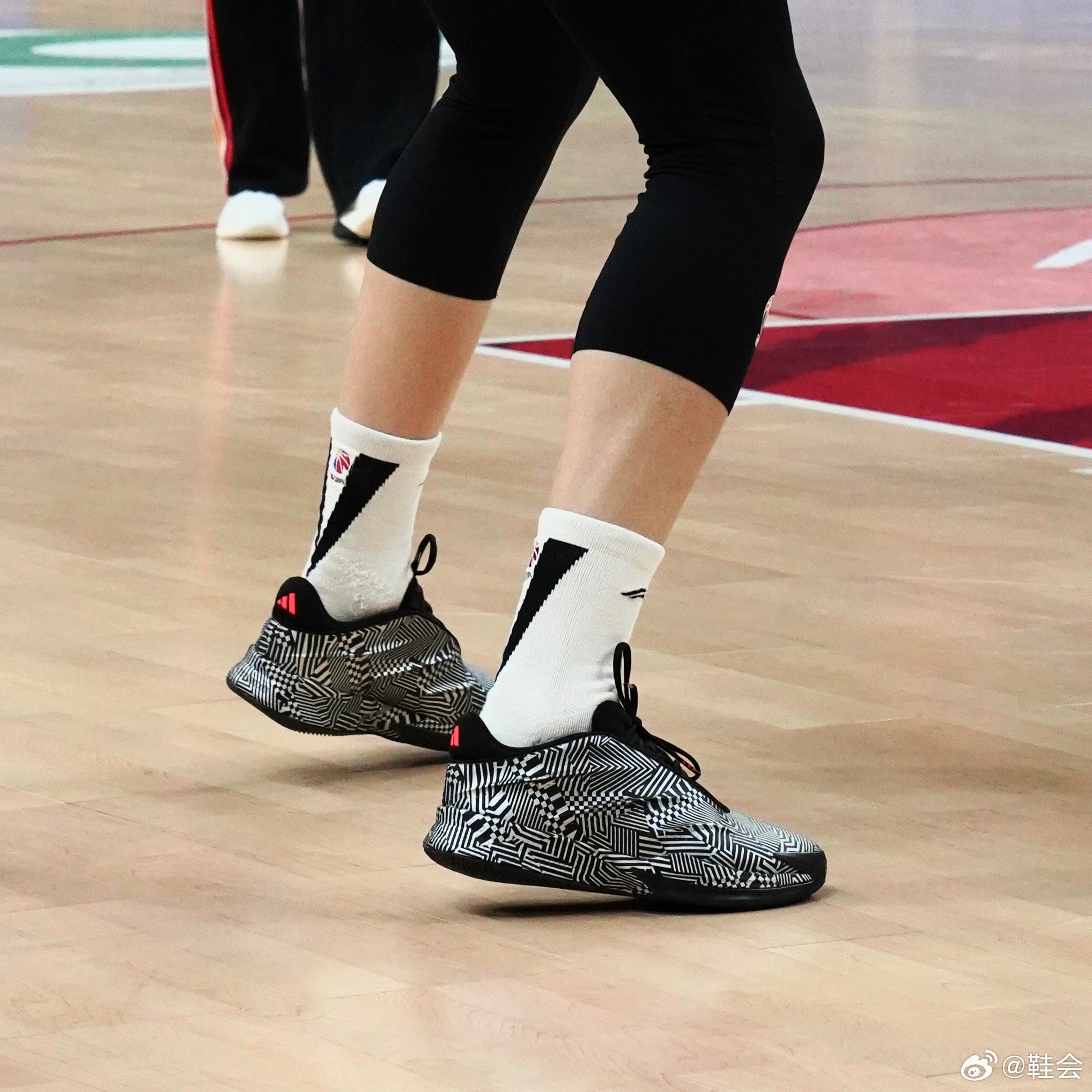 胡明轩上脚adidas Crazy Energy+ 也算是除了Stephen Curry之外第一个上脚的了