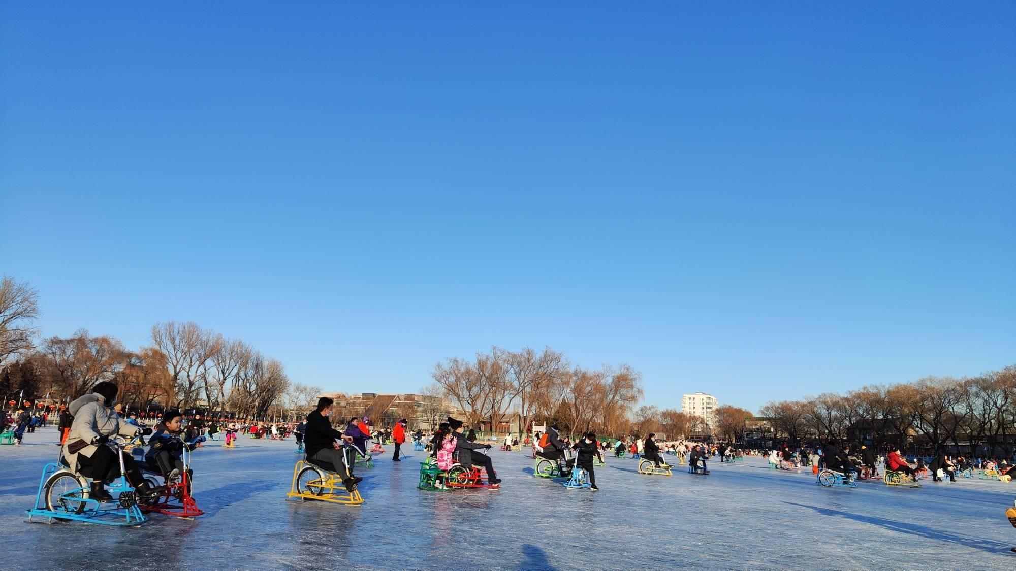 春节假期点燃冰雪运动北京什刹海冰场人气火热