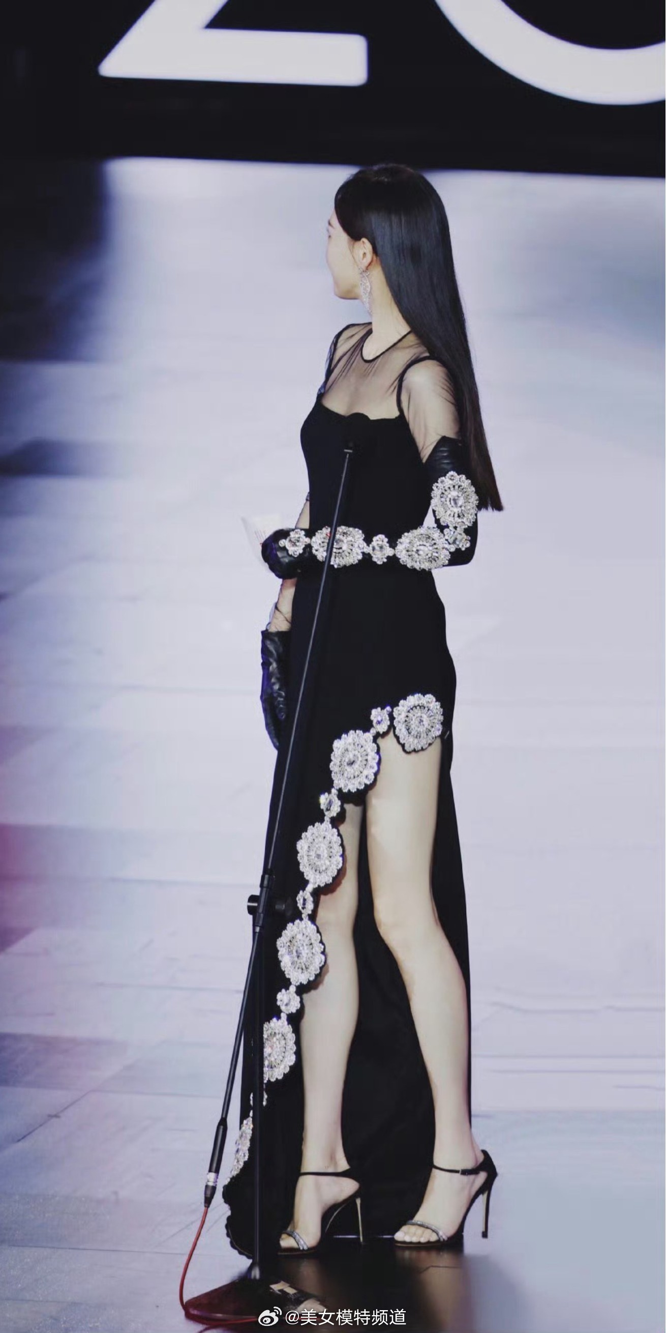 唐嫣黑纱长裙美腿舞台穿搭造型