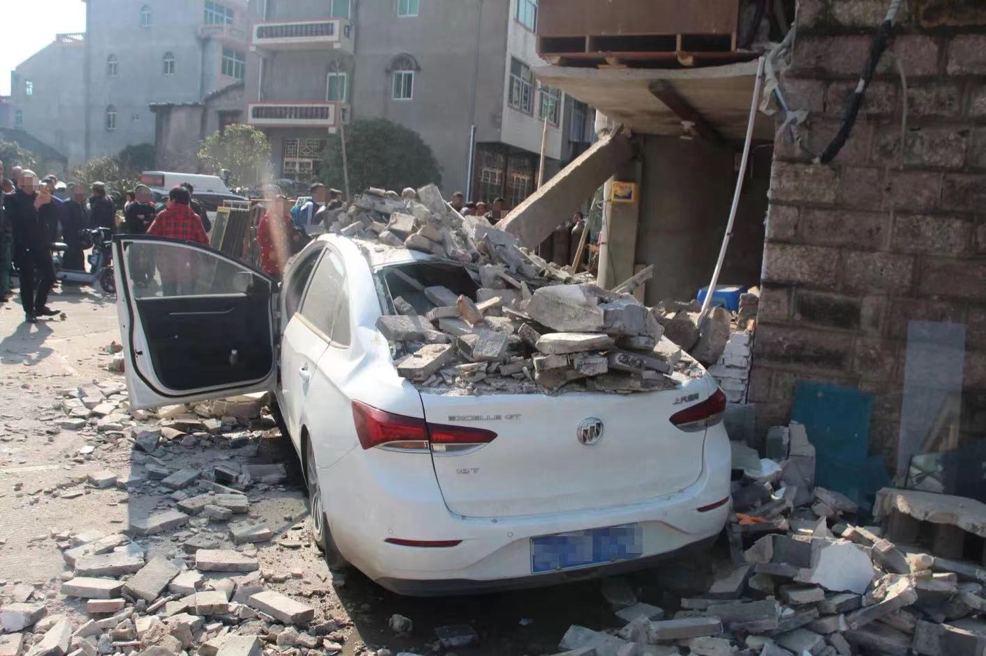 女子驾车操作不当致车辆撞塌路边两层民房 房主刚好在后面目睹全过程休闲区蓝鸢梦想 - Www.slyday.coM 女子驾车操作不当致车辆撞塌路边两层民房 房主刚好在后面目睹全过程休闲区蓝鸢梦想 - Www.slyday.coM