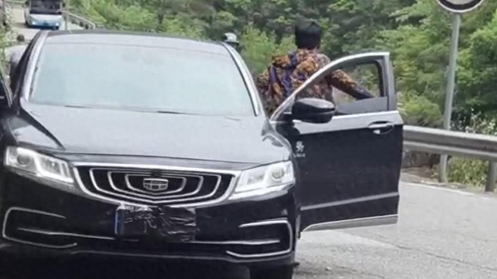 区内“公务车”遮挡前后车牌？浙江永嘉交警：已关注，正核实