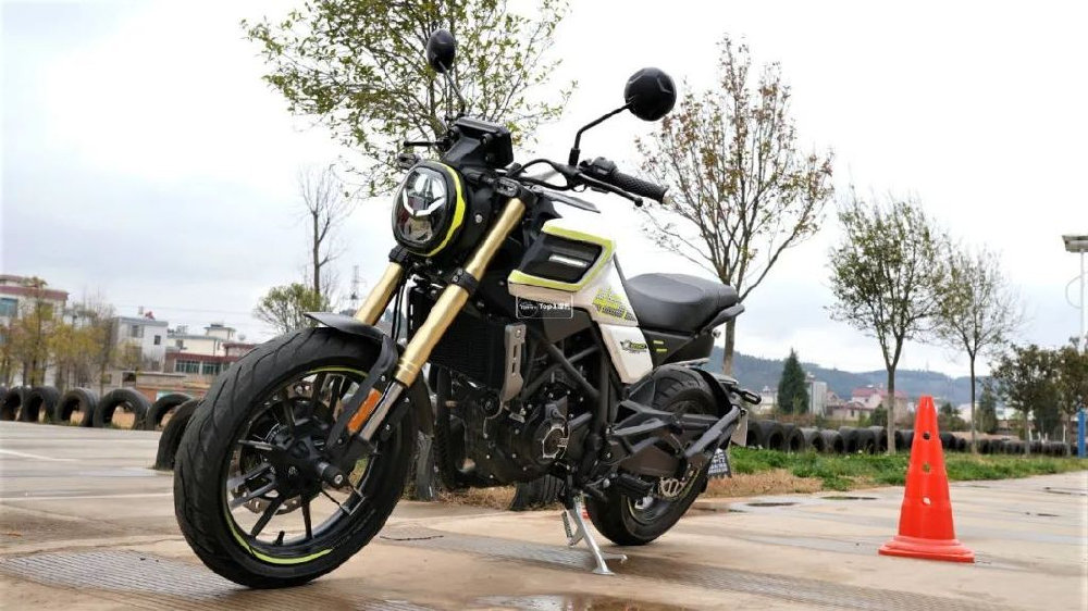 无极Q250新车实拍，国产首款搭载TCS的250复古车型