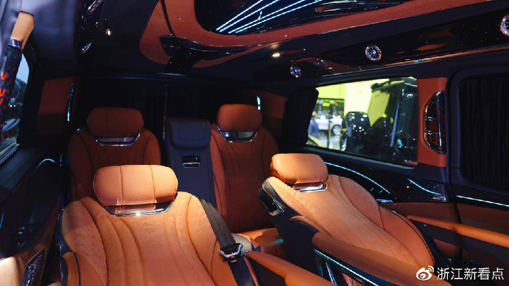 傲旋奔驰商务车上海国际车展焕新升级   重新定义新豪华标杆