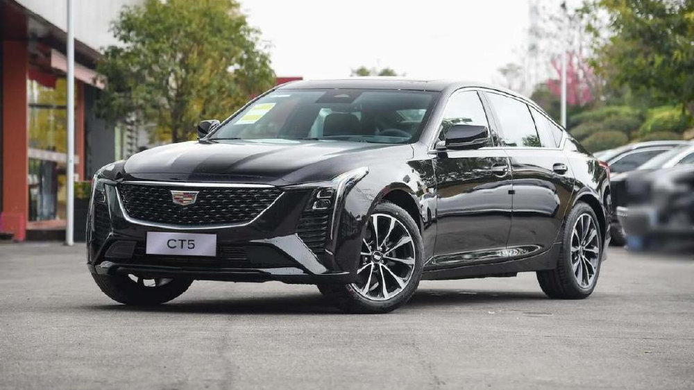 想买豪华中型车，凯迪拉克CT5对比奥迪A4L，谁更适合年轻人？