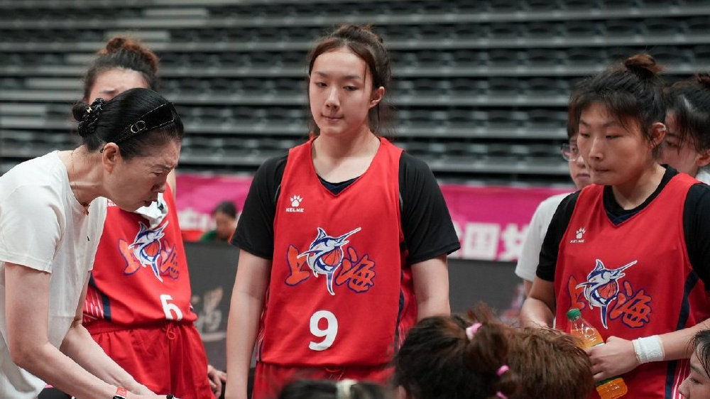 又美又能打！中国女篮又一17岁1米93新星崛起：对决韩旭轰17+10