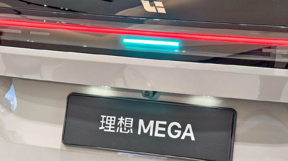 理想MEGA行驶中着火，纯电车安全再次敲响警钟