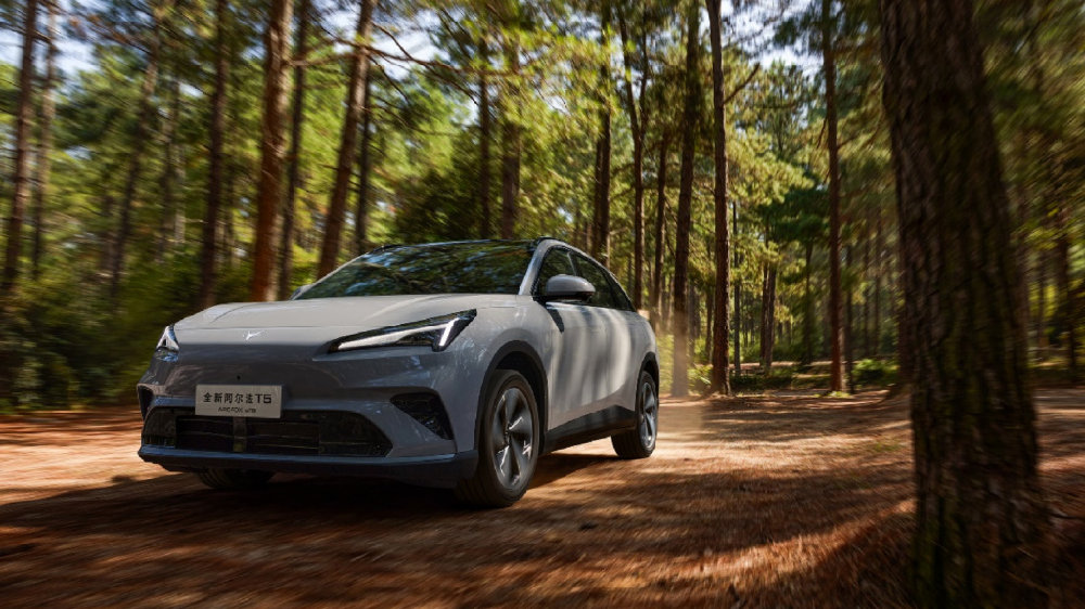 10.98万起，全球首搭8775舱驾一体，极狐新T5昨晚上市