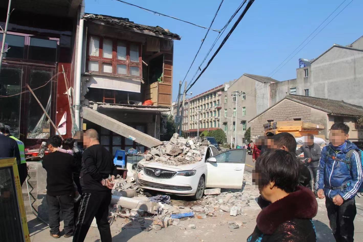 女子驾车操作不当致车辆撞塌路边两层民房 房主刚好在后面目睹全过程休闲区蓝鸢梦想 - Www.slyday.coM 女子驾车操作不当致车辆撞塌路边两层民房 房主刚好在后面目睹全过程休闲区蓝鸢梦想 - Www.slyday.coM