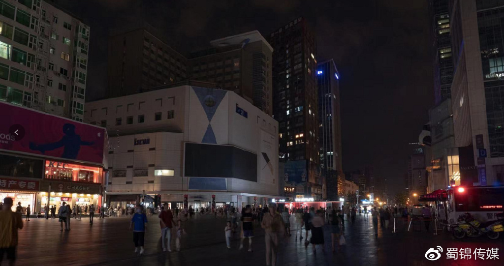 你真的讨厌贯穿式灯组吗?不,是因为你没有休闲区蓝鸢梦想 - Www.slyday.coM 你真的讨厌贯穿式灯组吗?不,是因为你没有休闲区蓝鸢梦想 - Www.slyday.coM