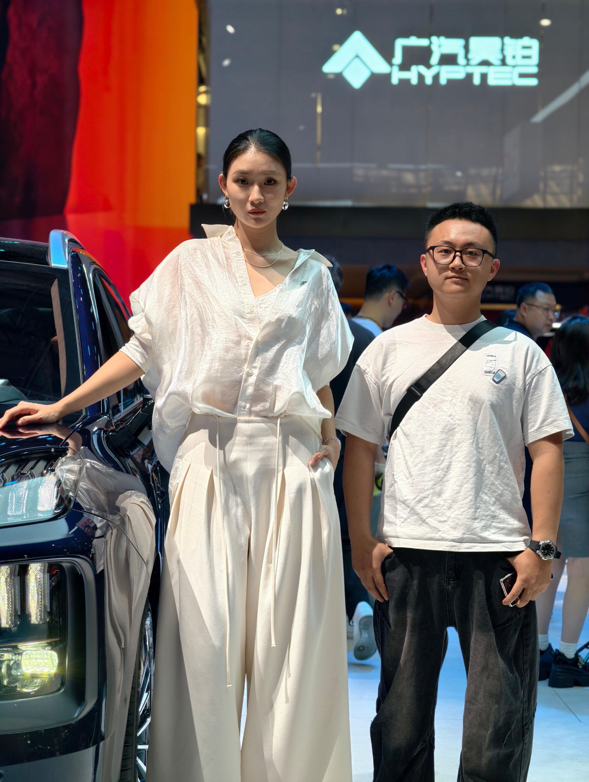 车展除了看车，当然要和模特合照啦 以后我得笑才行，太严肃了