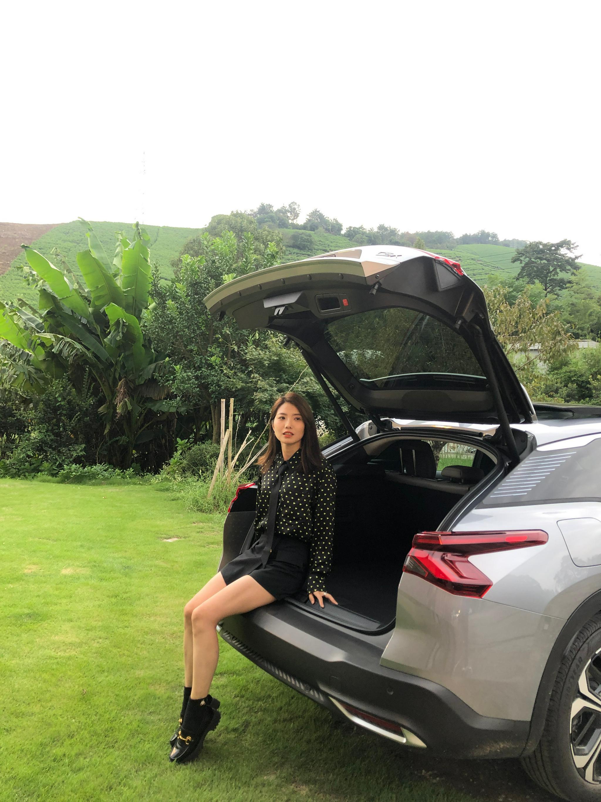 发几张跟凡尔赛拍的照片 这种有点旅行车的后备箱很出片……