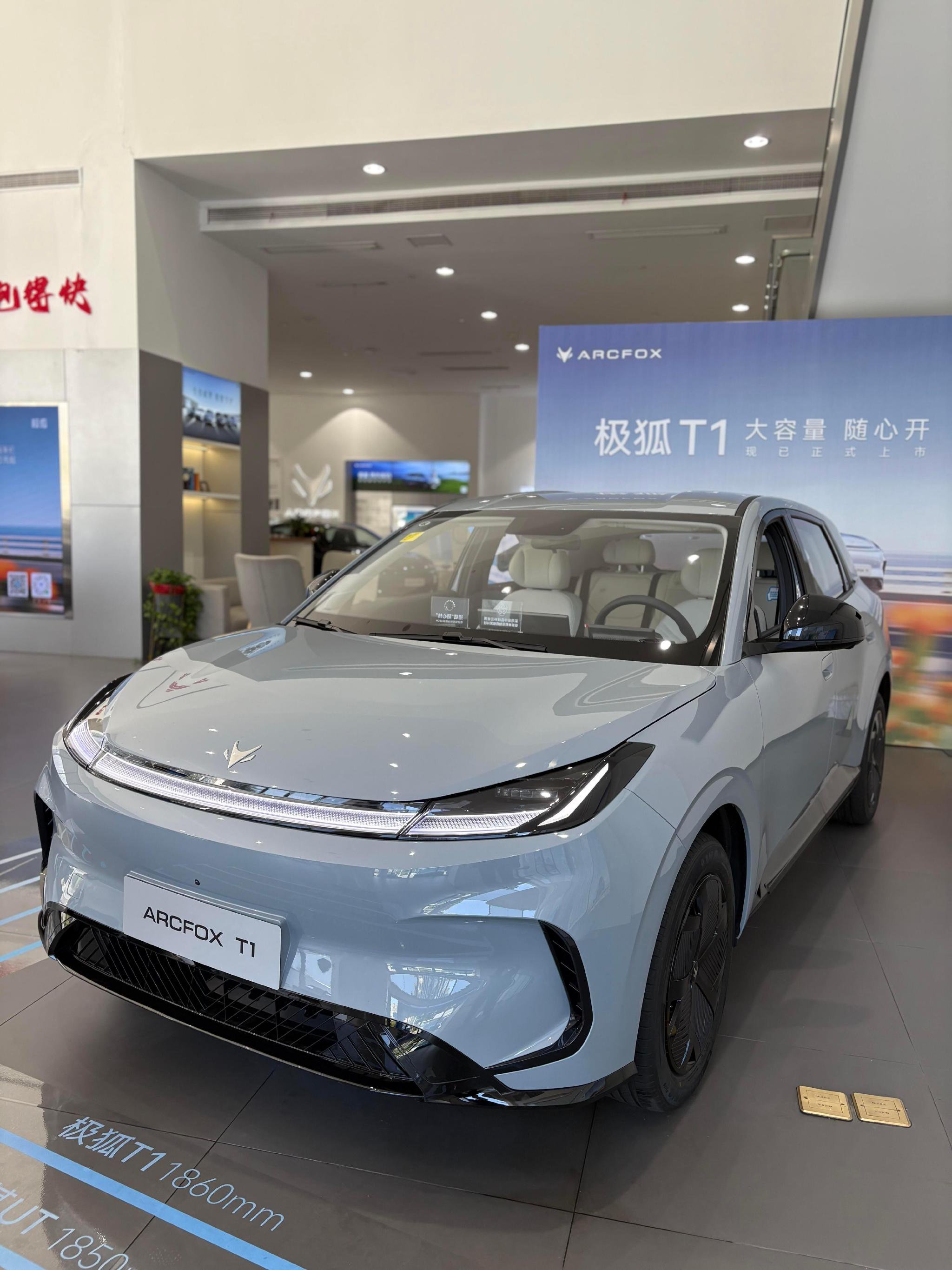 极狐T1轴距2770mm续航最高425km，空间续航双优