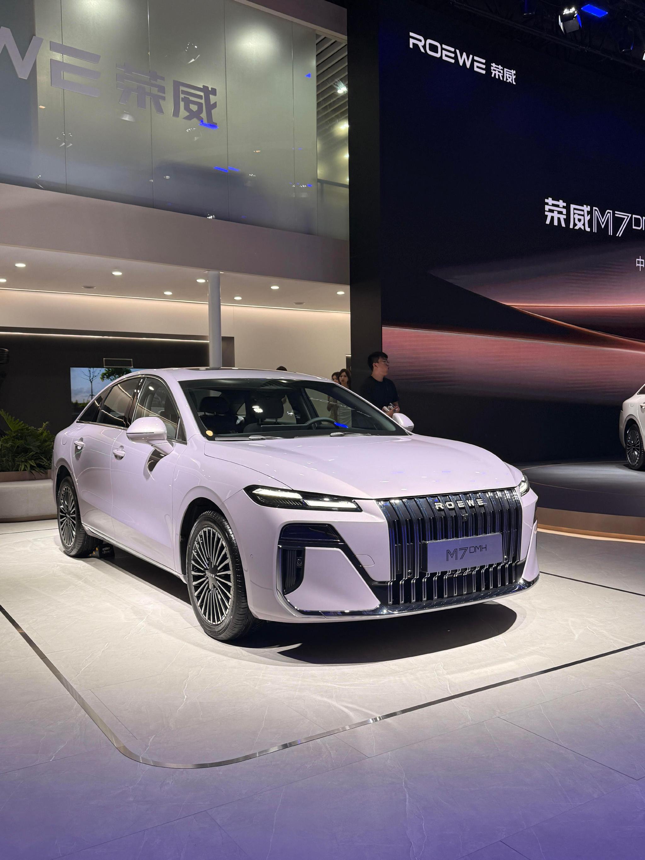 荣威M7 DMH亏电油耗4.2L，二排航空座椅接客户有面儿