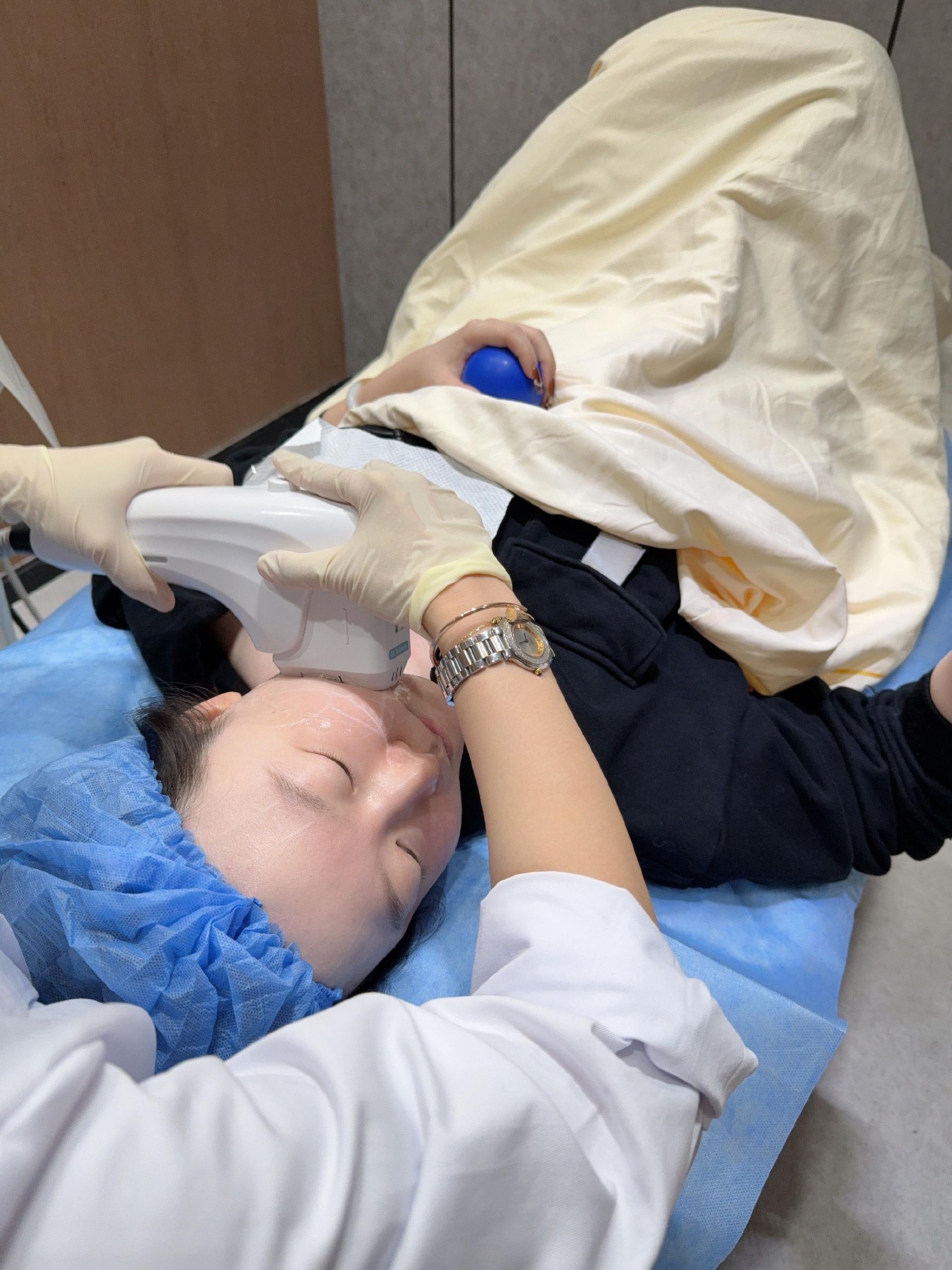 女子体验铂金超声炮最大能量直呼酸爽