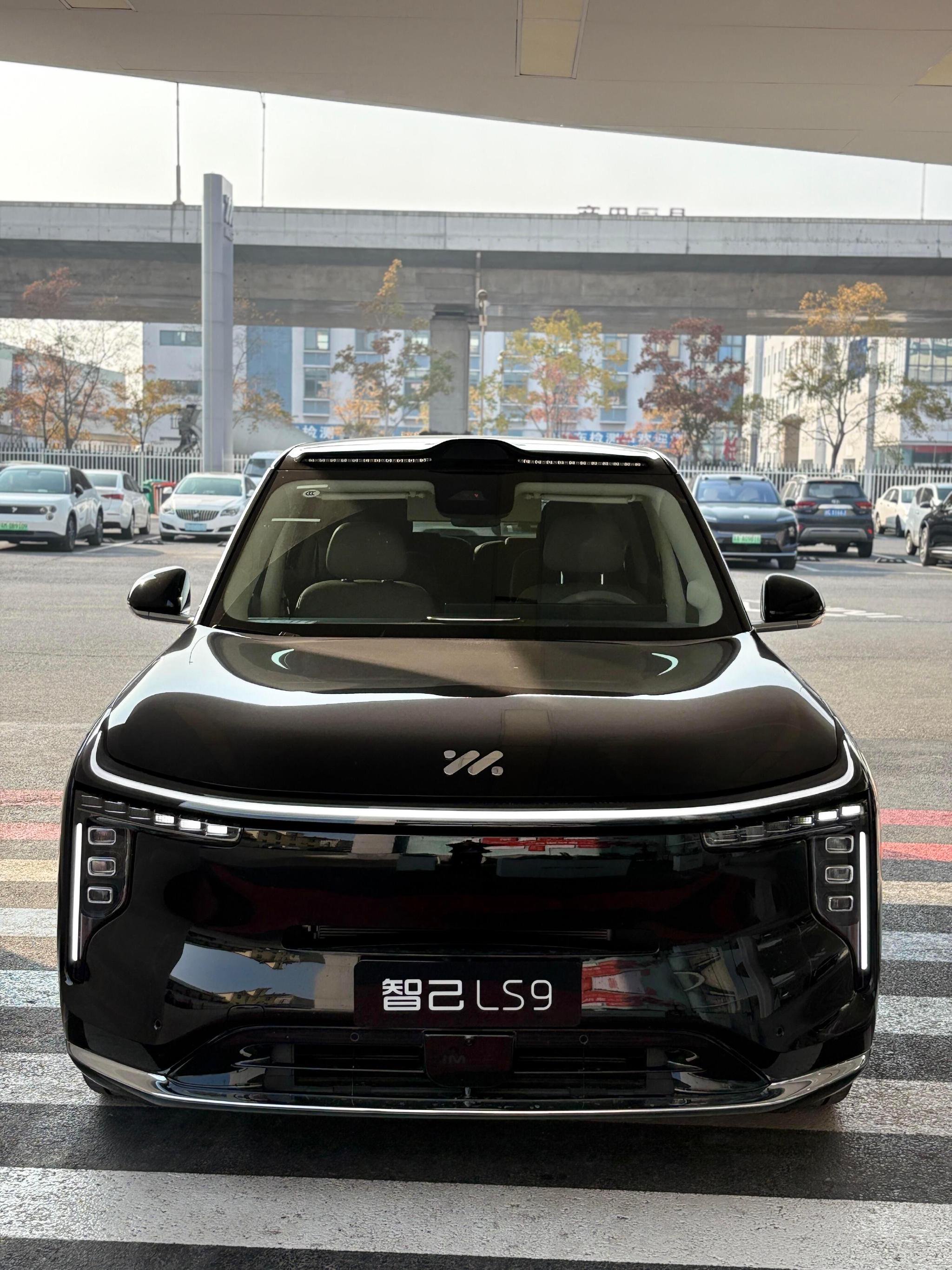 智己LS9后排空间奢侈、可升降大屏科技感十足