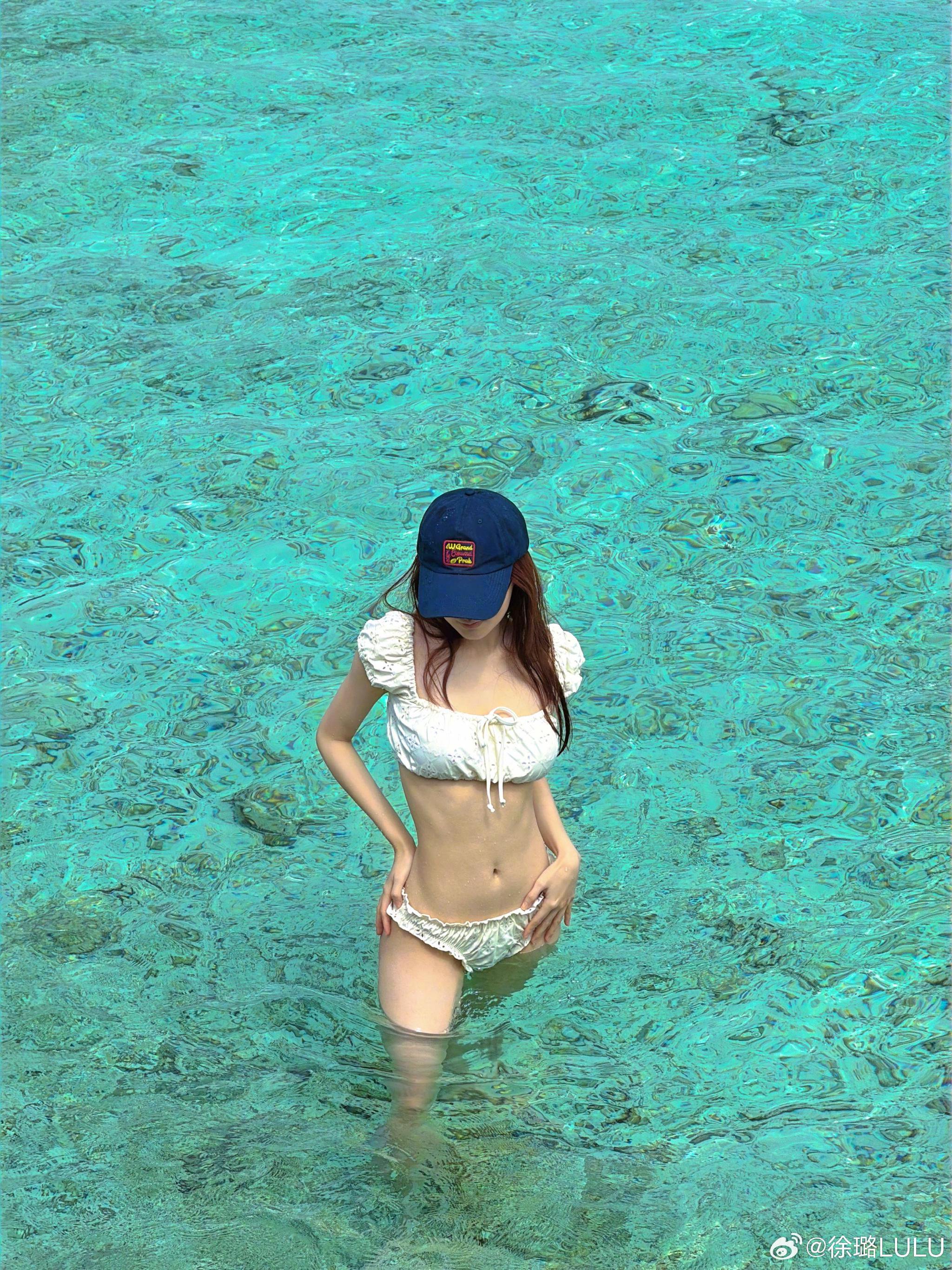 徐璐晒比基尼照