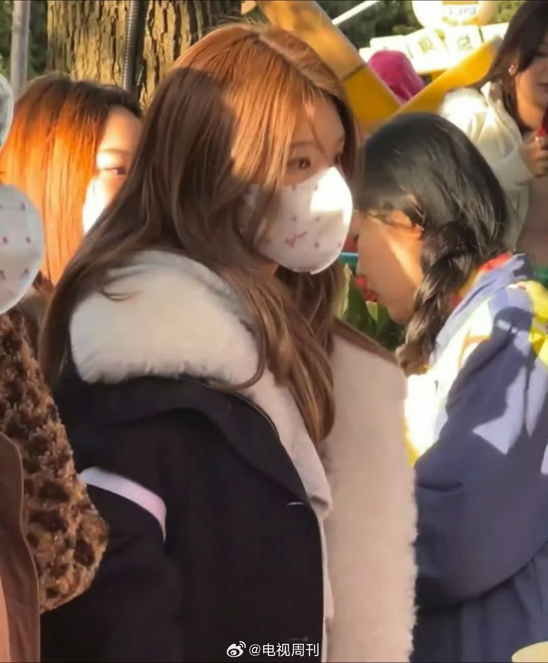 迪士尼偶遇曾黎赵露思也太幸运了吧！两人同框的样子，像极了闺蜜出游