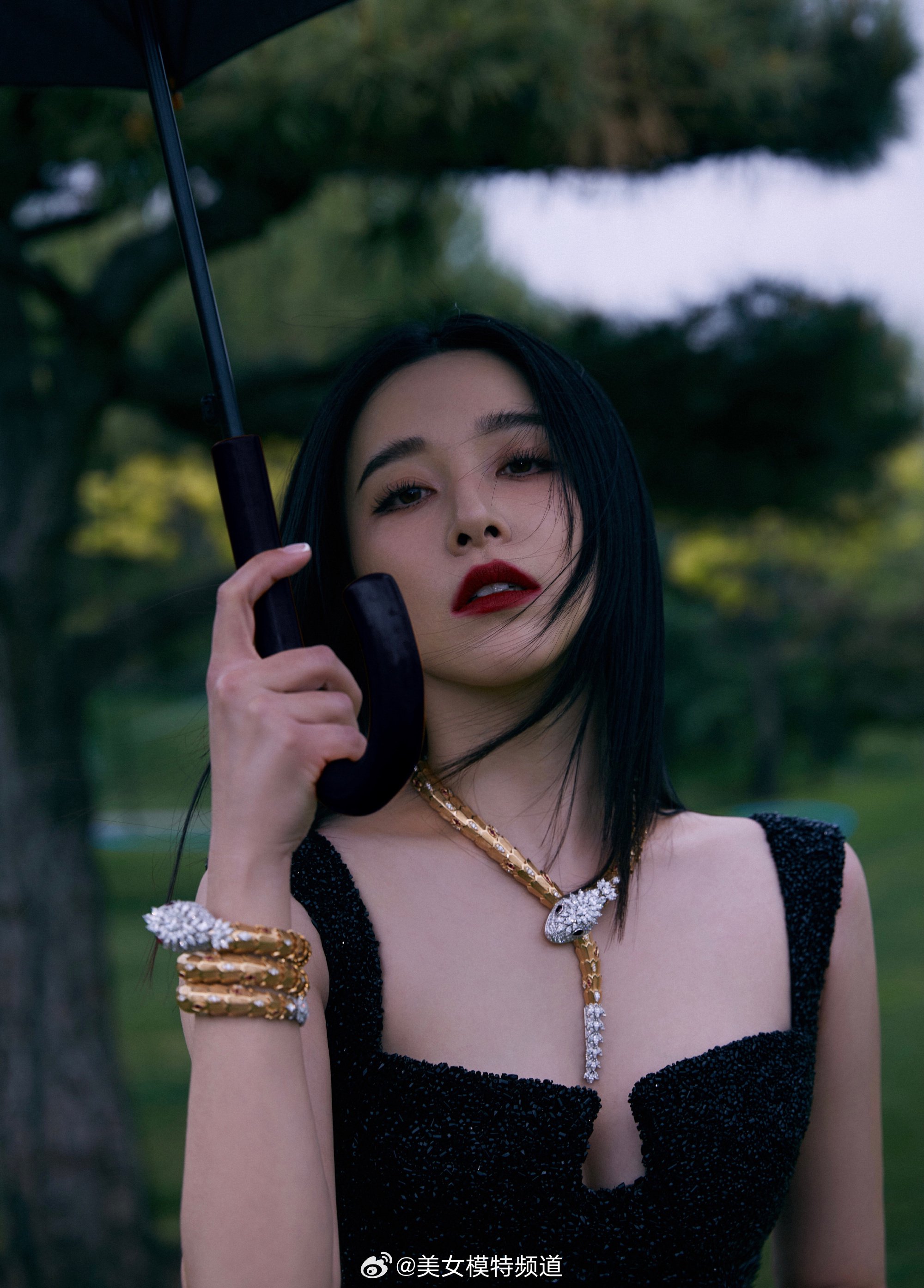 阚清子撑伞黑色高开叉吊带长裙