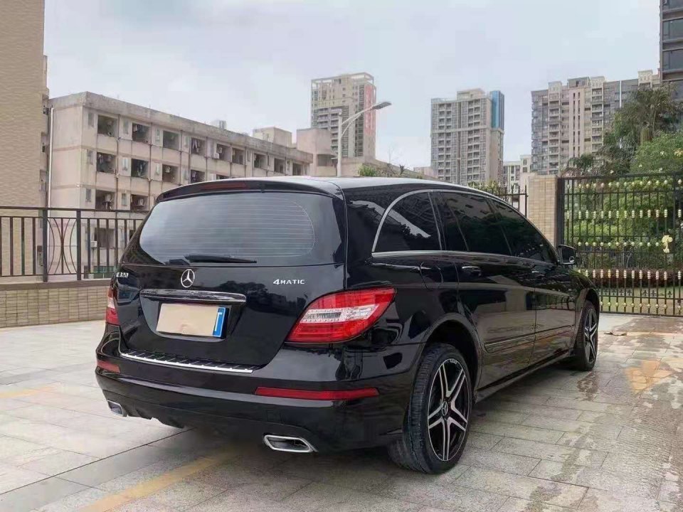 2013款奔驰r350售价78万赋予了整车协调动感和强劲的姿态