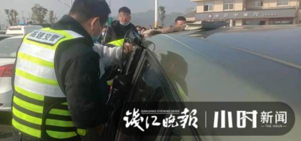 衢州:两岁孩子被锁车内,破窗车主不同意,还好高速交警点子多休闲区蓝鸢梦想 - Www.slyday.coM 衢州:两岁孩子被锁车内,破窗车主不同意,还好高速交警点子多休闲区蓝鸢梦想 - Www.slyday.coM