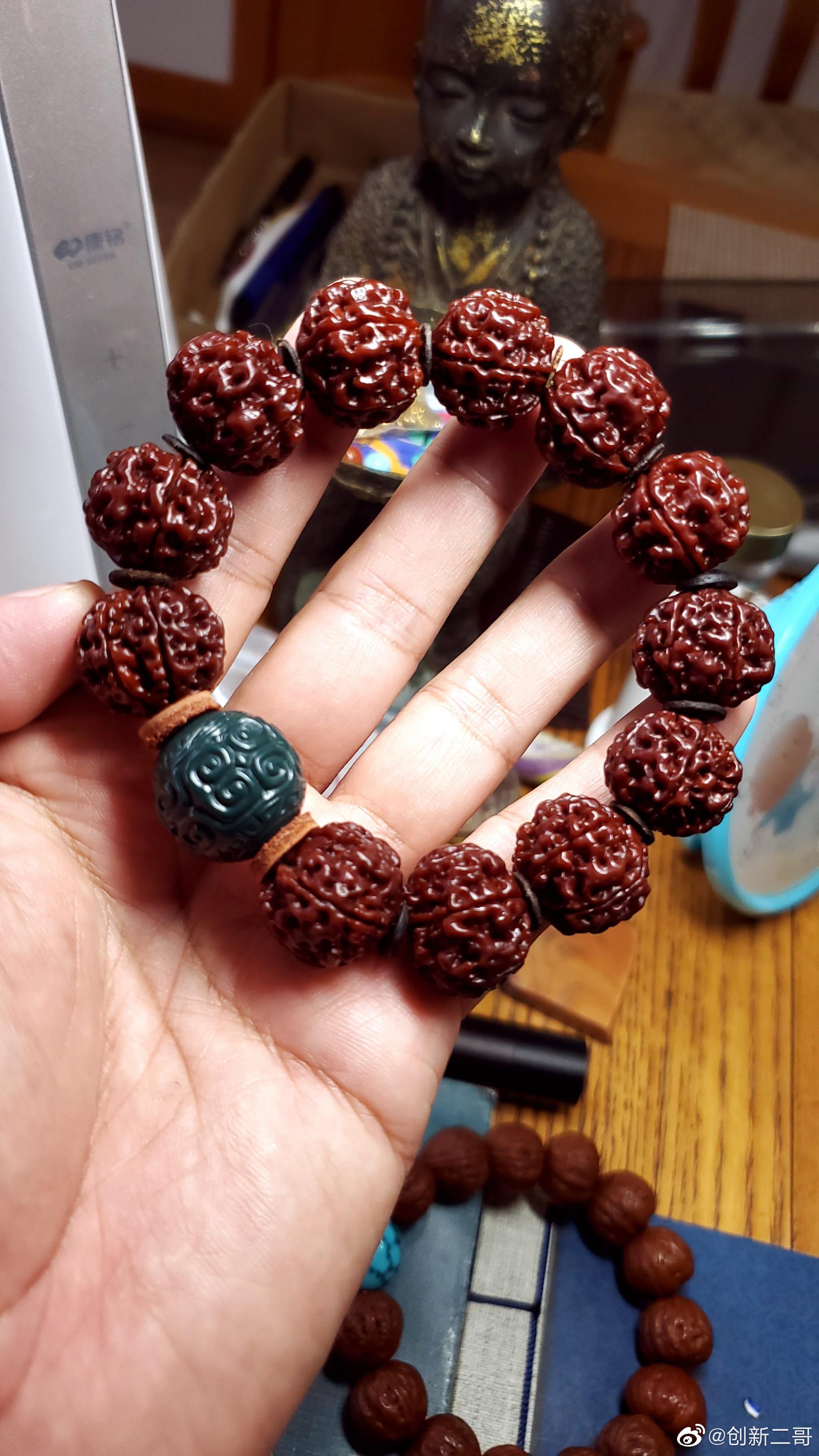 我的这串小金刚啥时候盘成人家这样,这个老小伙,大金刚盘了两年多
