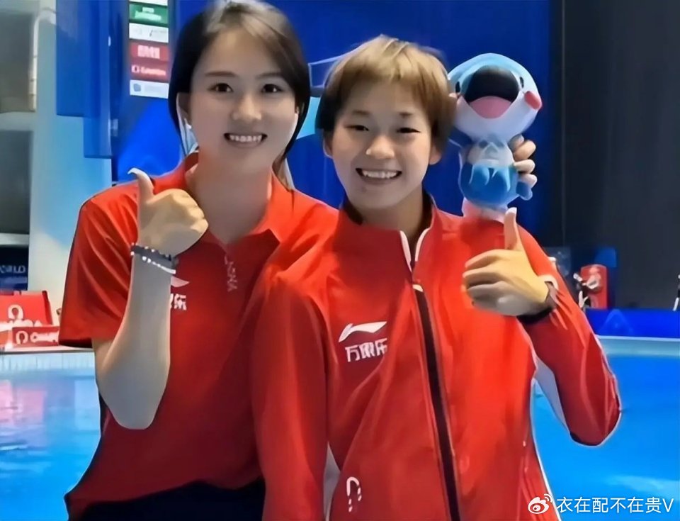 全红婵找陈若琳合影！陈教练给全妹扇扇子：32岁未婚，谁娶到她有福