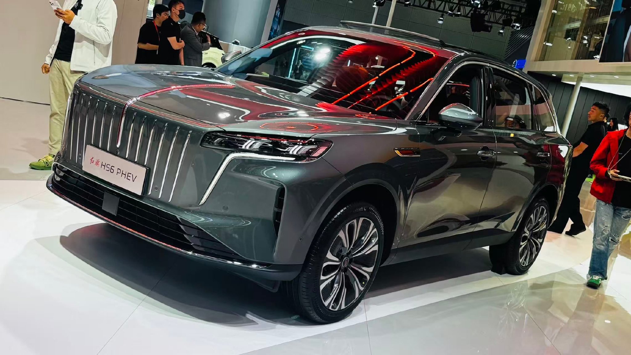 红旗HS6 PHEV广州车展首发，鸿鹄混动续航2327公里