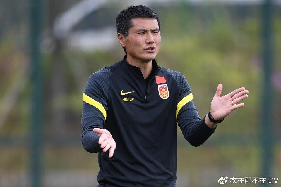 国足如何赢弱旅？董路给邵佳一支招：用2人往上怼！相当于姚明易建联