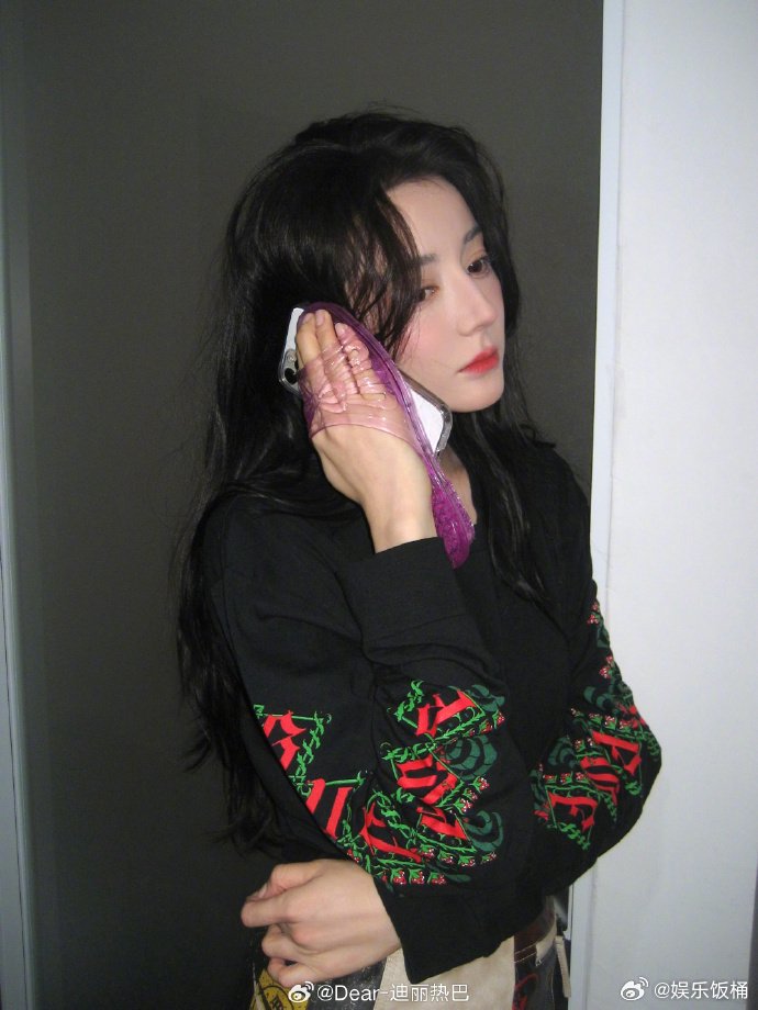 迪丽热巴水晶拖鞋手机壳引热议