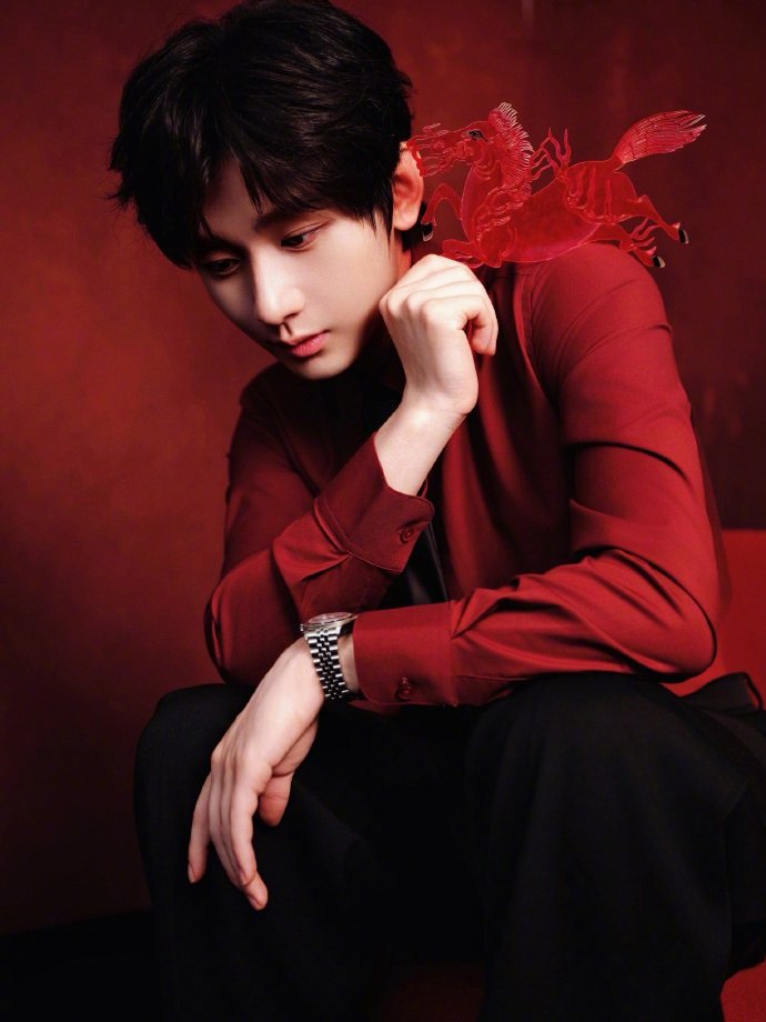 成毅除夕空降超话分享年夜饭，透露新角色即将亮相