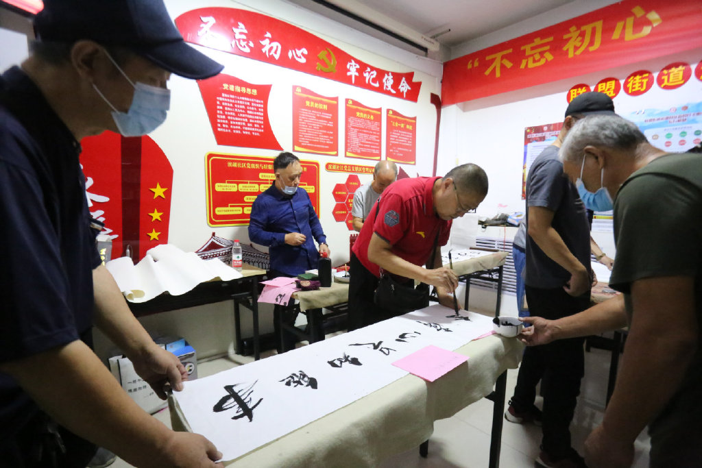 情暖中秋关爱老者艺术家为鳏寡孤独送温暖