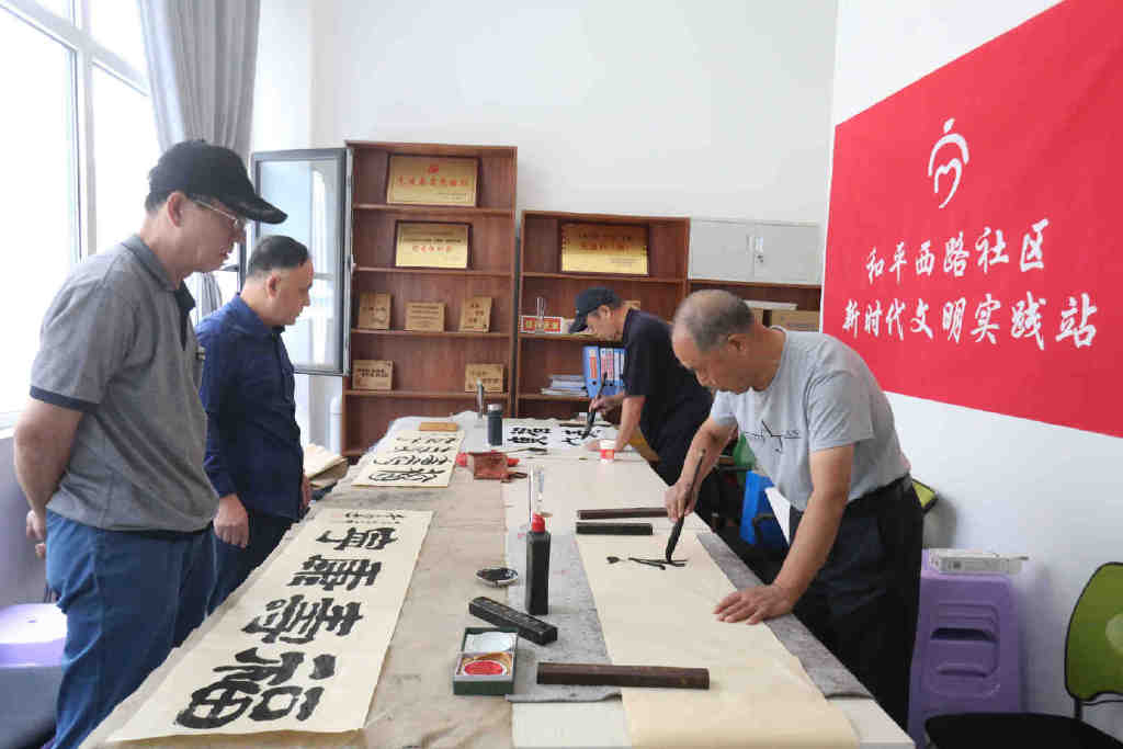 情暖中秋关爱老者艺术家为鳏寡孤独送温暖