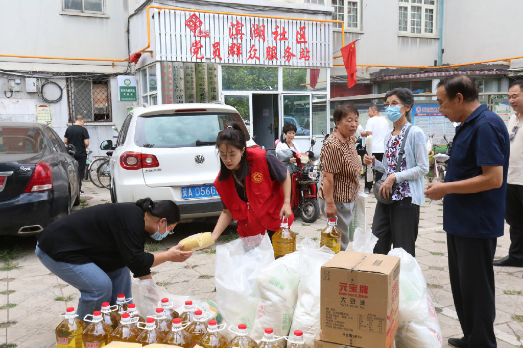 情暖中秋关爱老者艺术家为鳏寡孤独送温暖