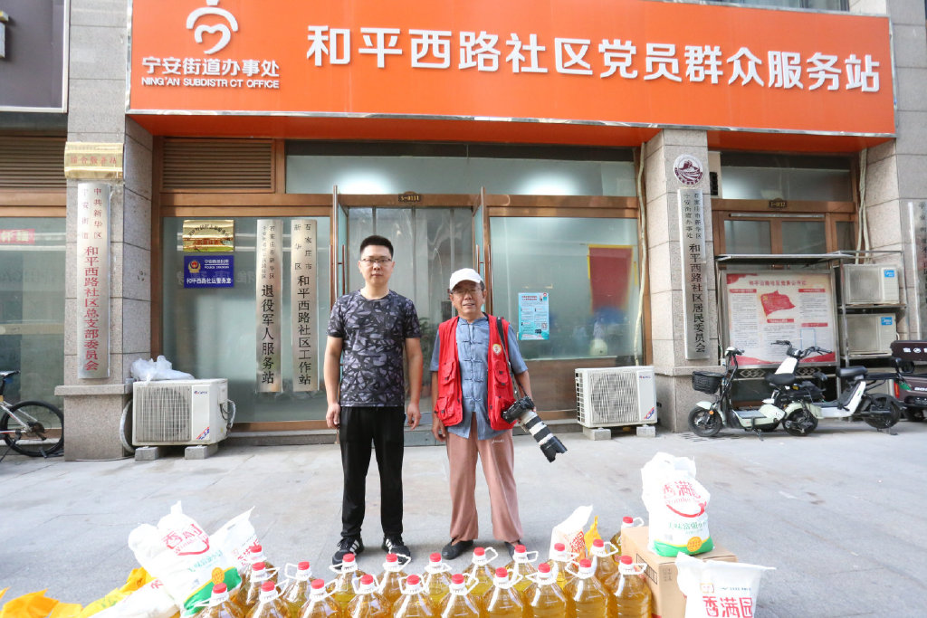 情暖中秋关爱老者艺术家为鳏寡孤独送温暖