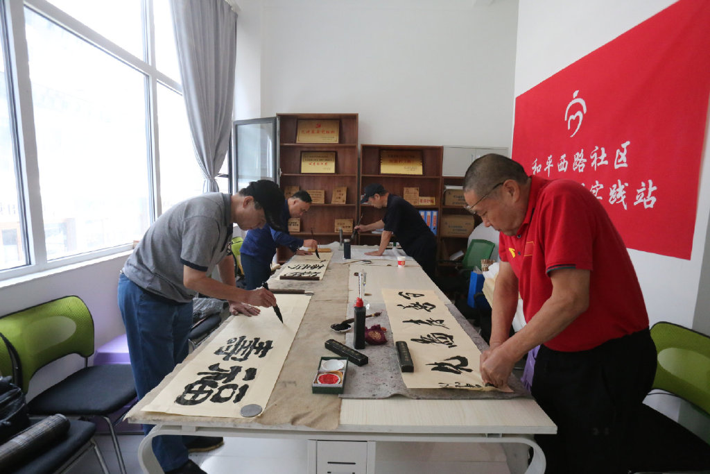 情暖中秋关爱老者艺术家为鳏寡孤独送温暖