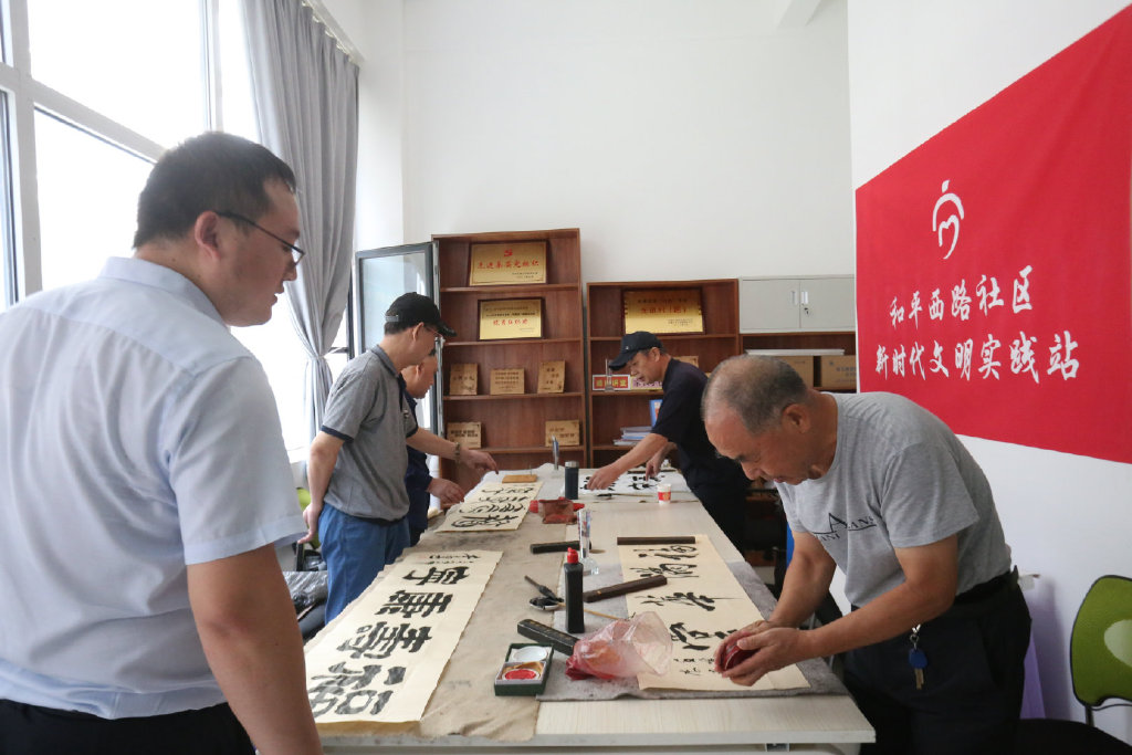 情暖中秋关爱老者艺术家为鳏寡孤独送温暖