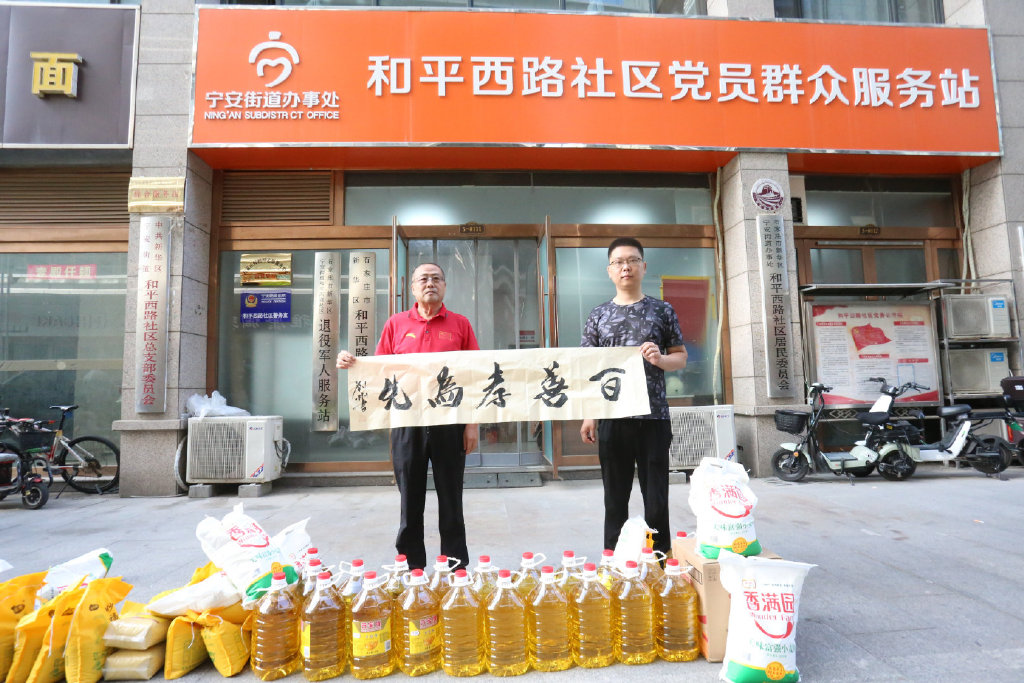 情暖中秋关爱老者艺术家为鳏寡孤独送温暖