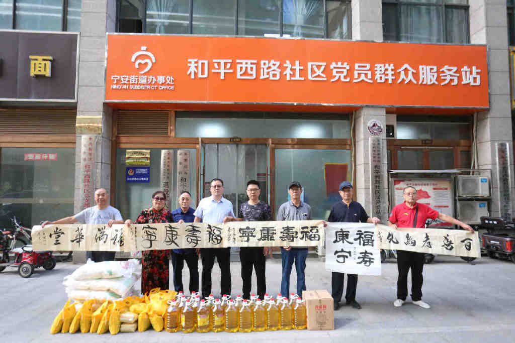 情暖中秋关爱老者艺术家为鳏寡孤独送温暖