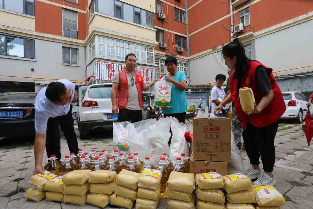 情暖中秋关爱老者艺术家为鳏寡孤独送温暖