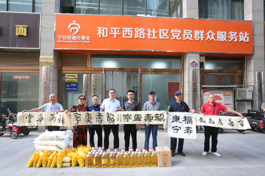 情暖中秋关爱老者艺术家为鳏寡孤独送温暖