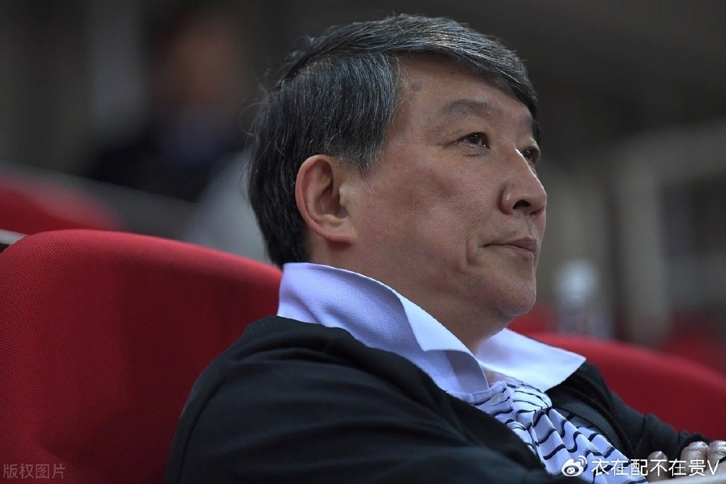 中国女篮新帅三把火！提拔新星，三人基本出局，郑薇下课原因揭开