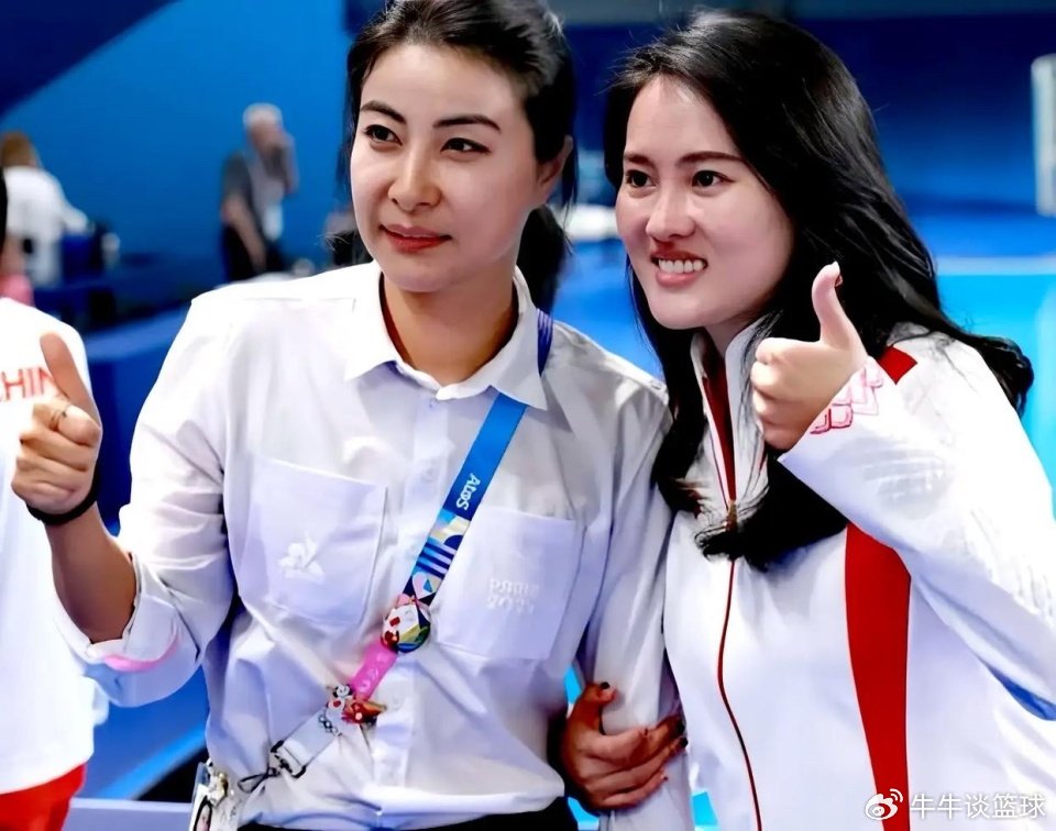 两代跳水女王同框！陈若琳手挽郭晶晶现身全运会开幕式，32岁仍未婚