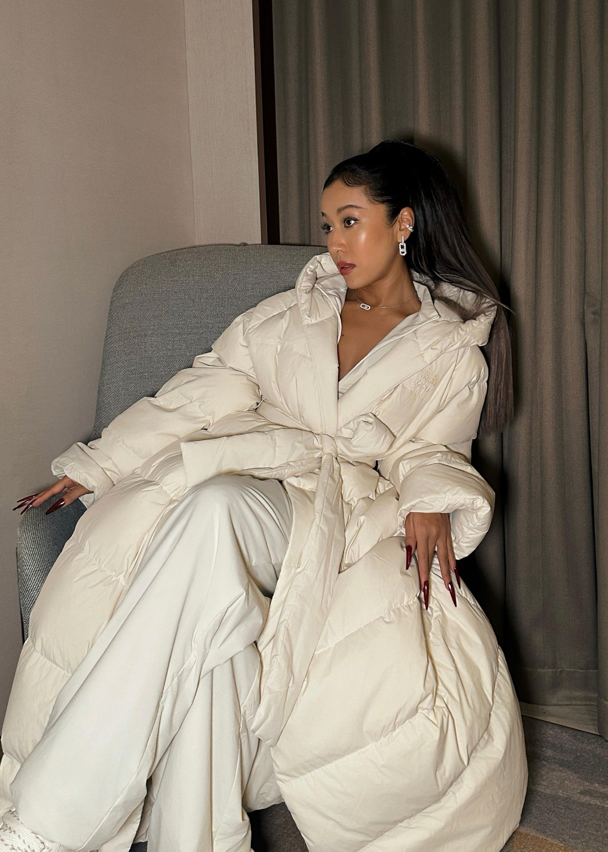 吉克隽逸白色羽绒造型亮相，巡演主题太阳的女儿