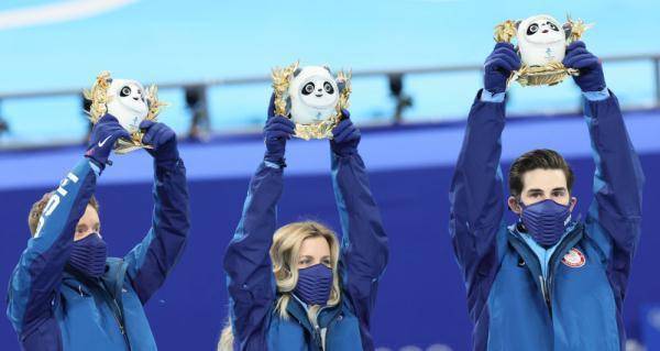 北京冬奥会丨又一大波金色冰墩墩来袭 花滑团体赛举行颁发礼品仪式休闲区蓝鸢梦想 - Www.slyday.coM 北京冬奥会丨又一大波金色冰墩墩来袭 花滑团体赛举行颁发礼品仪式休闲区蓝鸢梦想 - Www.slyday.coM