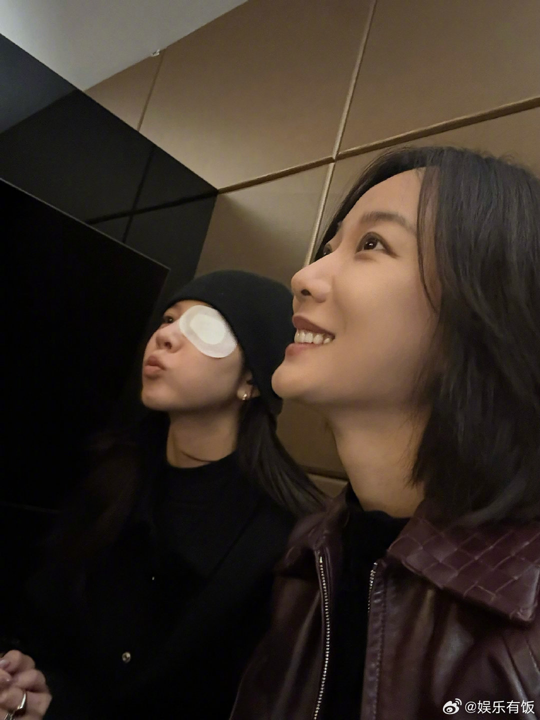 王珞丹宋妍霏ELLE合体互动，单眼造型引爆笑