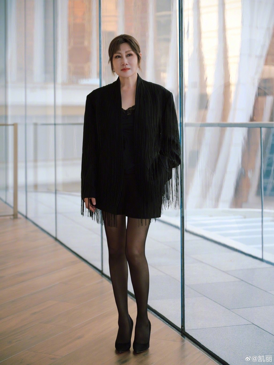 张凯丽黑色流苏西装造型颠覆形象