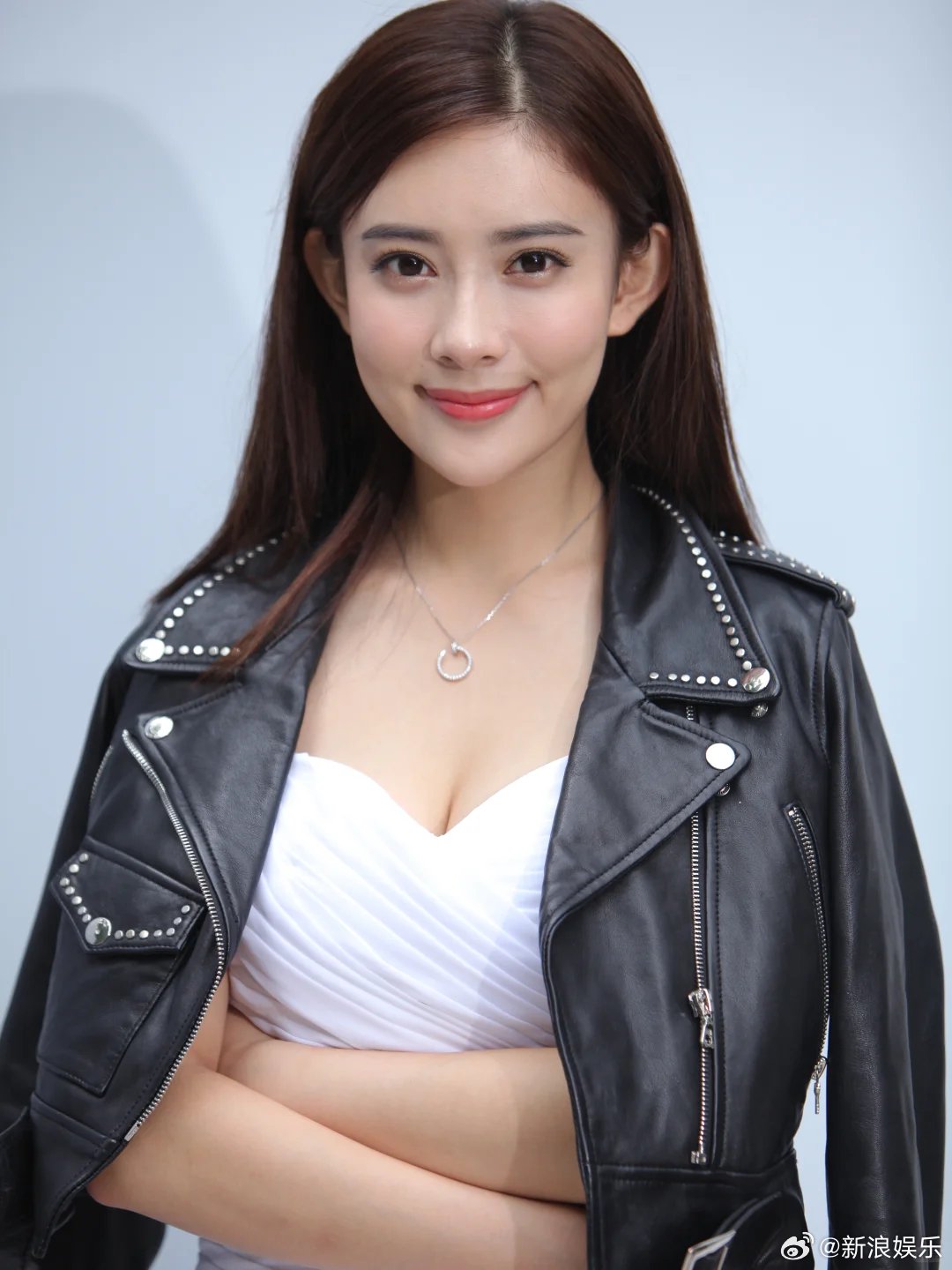 孟子义2016年《一年级毕业季》皮衣白裙造型曝光